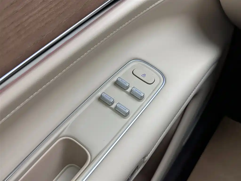 Wenjie M9 2025 extended range Ultra version 52kWh 6-seater version (192-line lidar) купить на сайте DeffCars