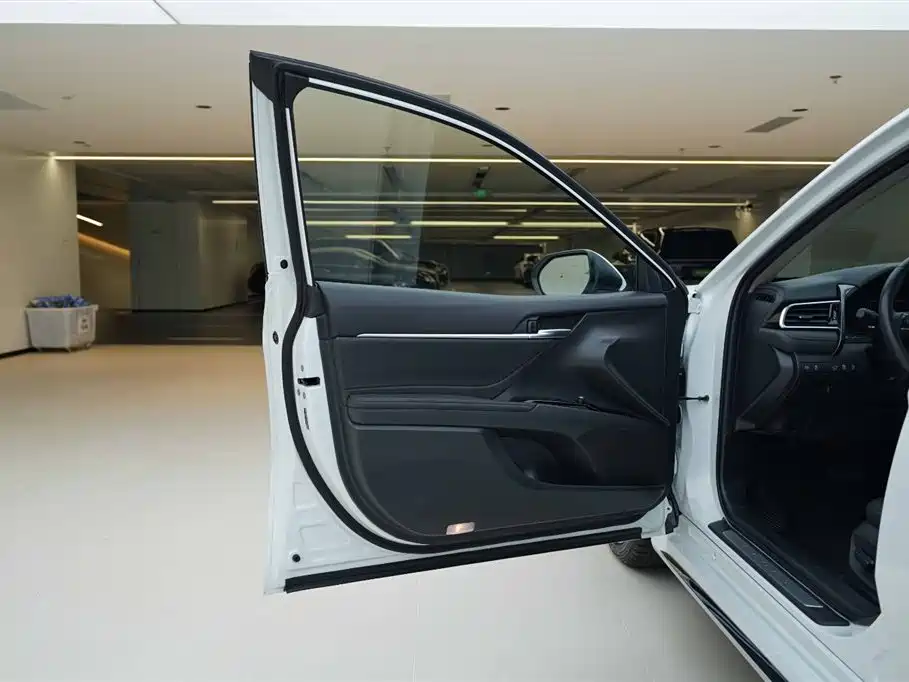 Camry 2023 2.5G Deluxe Edition купить на сайте DeffCars
