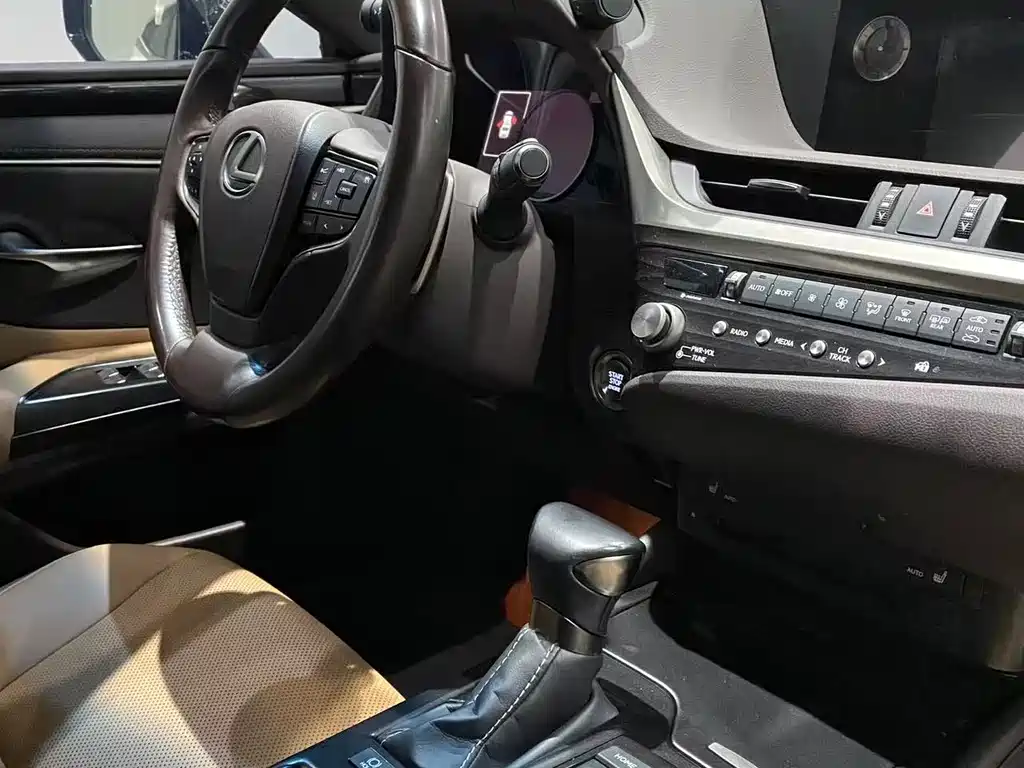 Lexus ES 2020 200 Excellence Edition купить на сайте DeffCars
