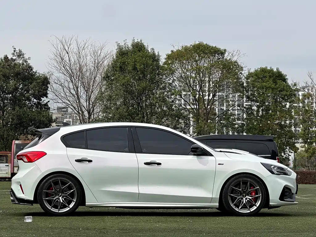 Focus 2021 Hatchback EcoBoost 180 Automatic ST Line купить на сайте DeffCars