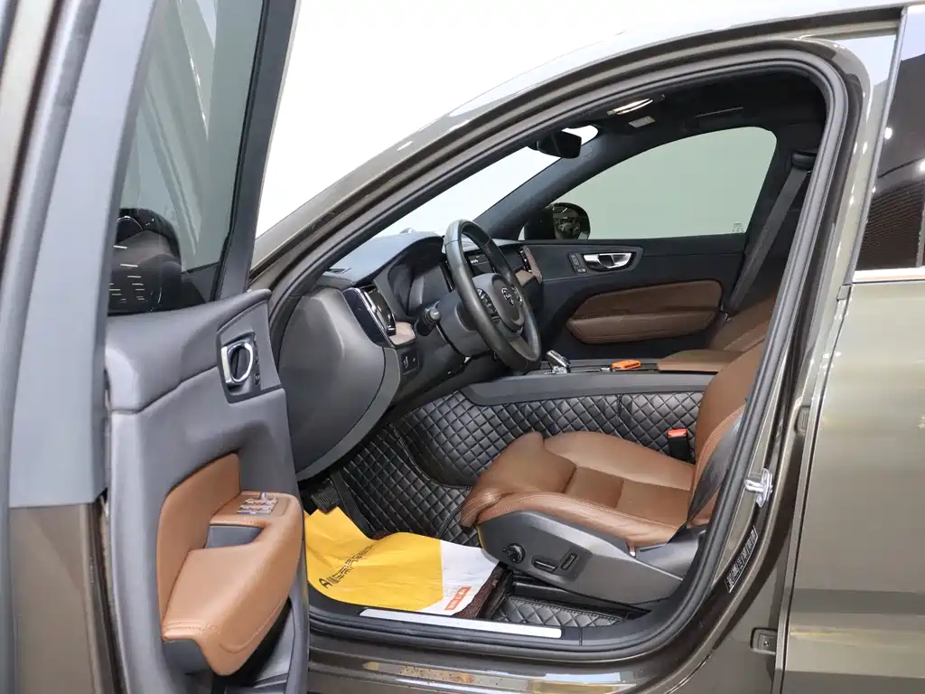 Volvo XC60 2022 B5 four-wheel drive Zhiyuan Deluxe Edition купить на сайте DeffCars