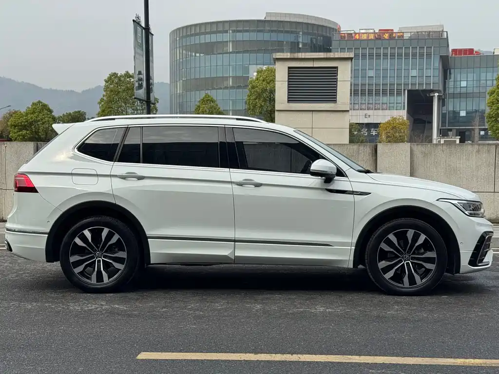 Tiguan L 2023 330TSI automatic two-wheel drive R-Line version купить на сайте DeffCars