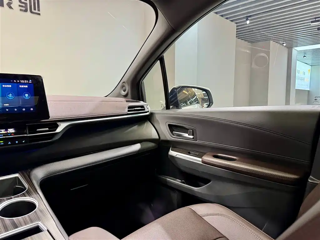 SIENNA 2023 2.5L Hybrid Platinum Edition купить на сайте DeffCars