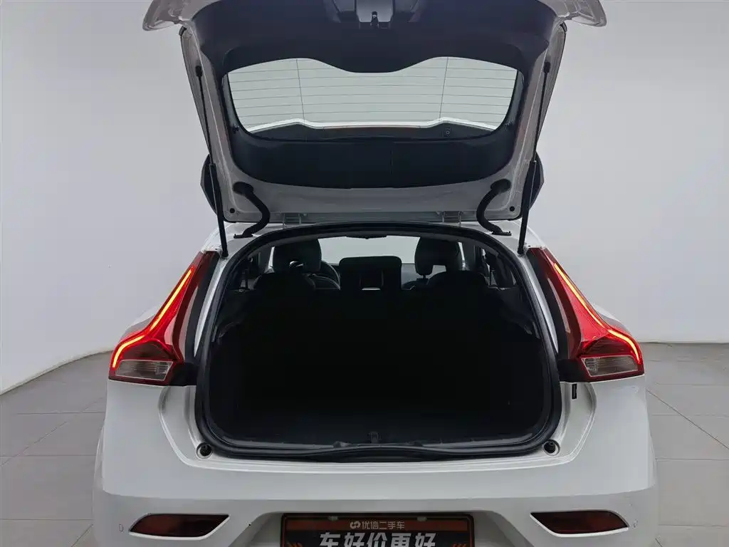 Volvo V40 2017 T4 Zhiya Edition купить на сайте DeffCars