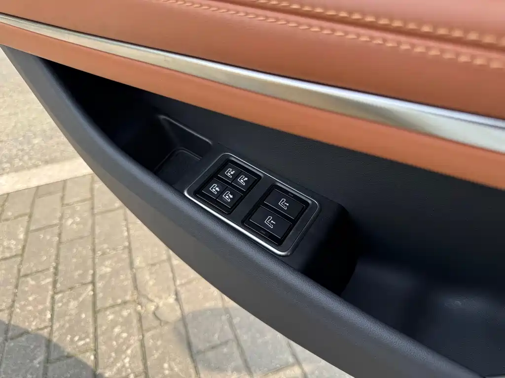 Jaguar XFL 2024 2.0T P300 four-wheel drive flagship sports gold version купить на сайте DeffCars