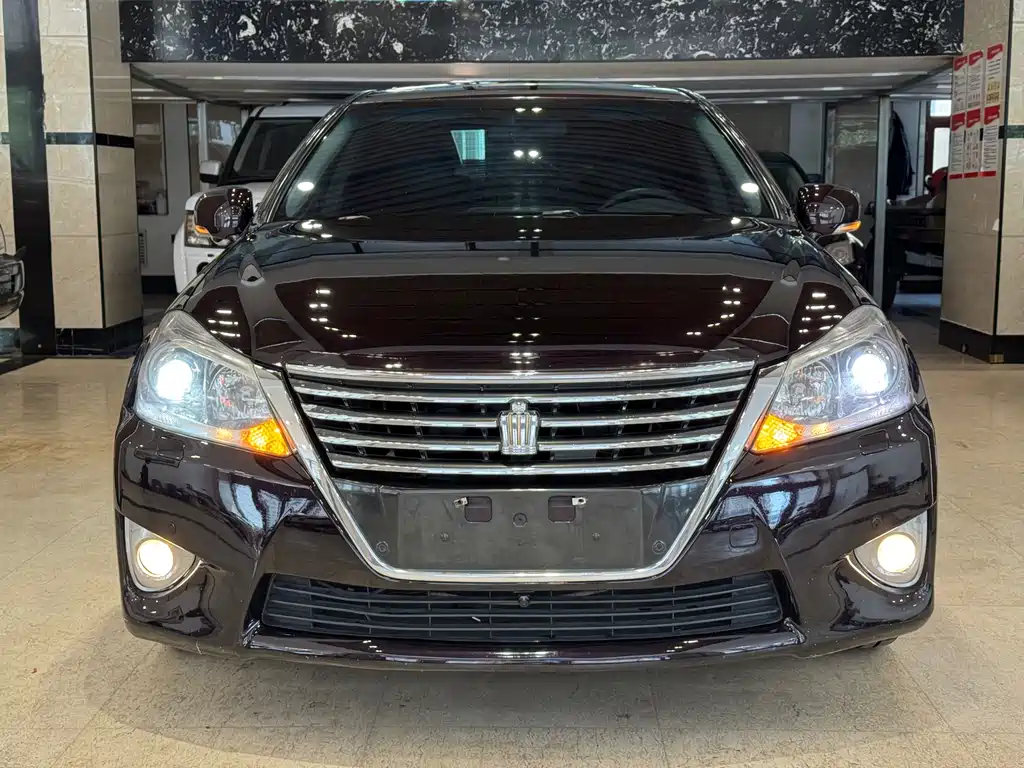Crown 2012 2.5L Royal Leather Edition купить на сайте DeffCars
