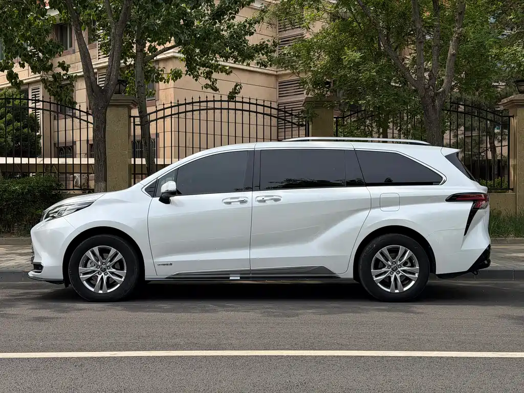 SIENNA 2021 2.5L Hybrid Platinum Edition купить на сайте DeffCars