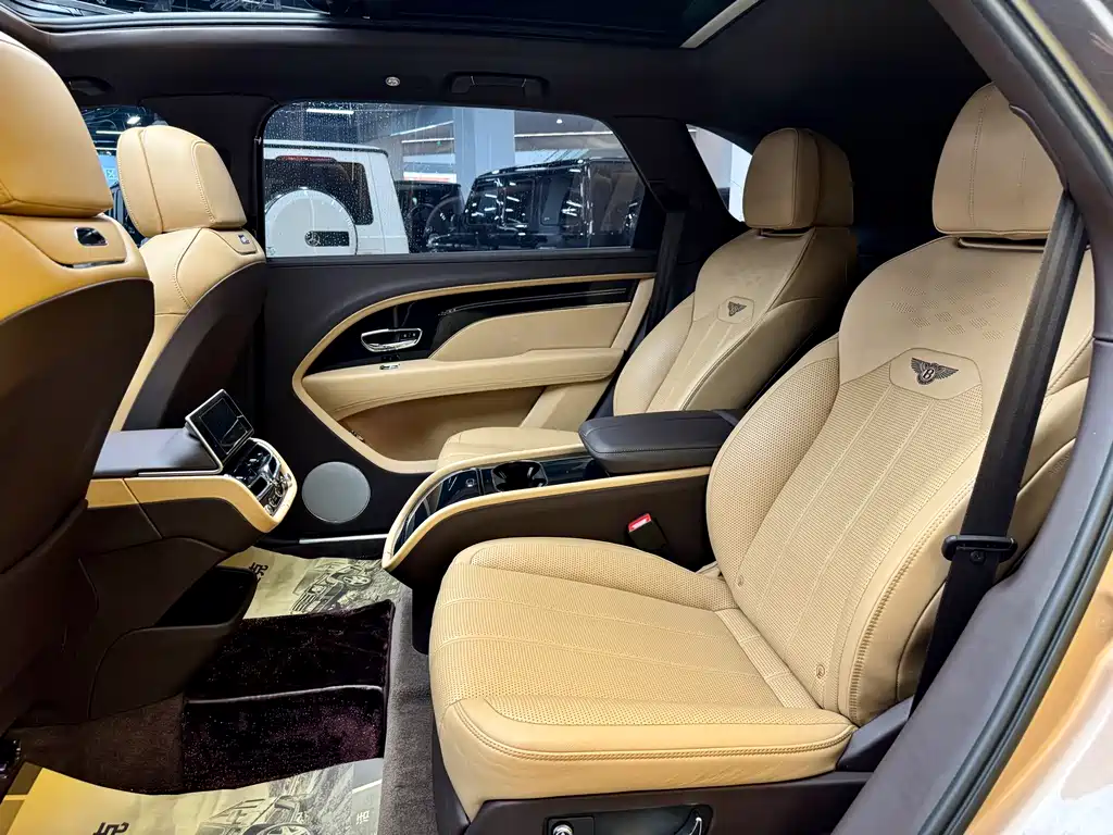 Bentayga 2023 4.0T V8 long wheelbase version купить на сайте DeffCars