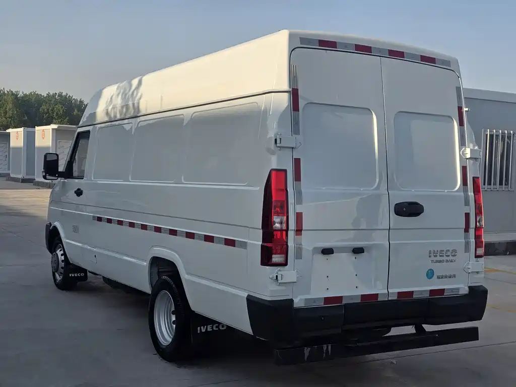 Iveco Proud 2023 2.5T V40 Van Transporter Long Axis Mid-Roof Twin Tires Manual Door 2-3 Seats купить на сайте DeffCars