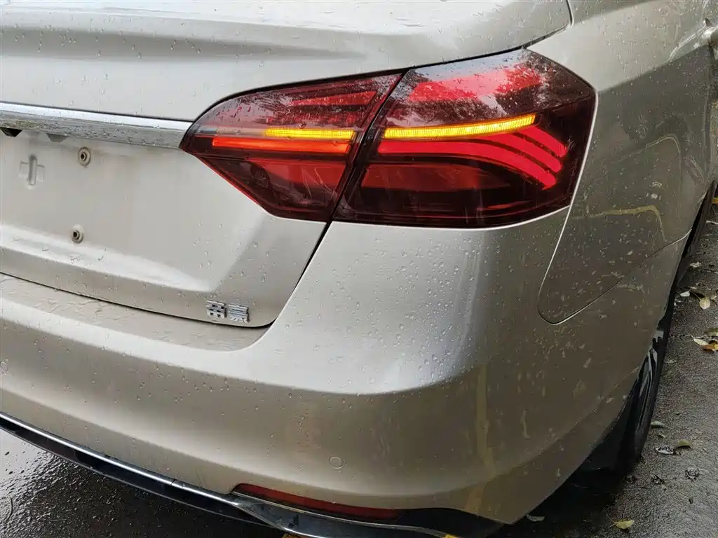 Emgrand 2019 Leading Edition 1.5L CVT upward interconnection type National VI купить на сайте DeffCars