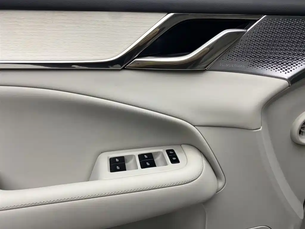 Volvo EM90 2025 Ultra six-seater купить на сайте DeffCars