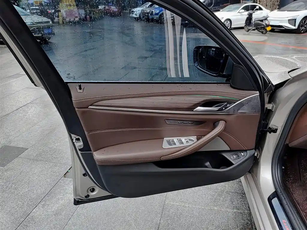 BMW 5 Series New Energy 2021 535Le Luxury Package купить на сайте DeffCars