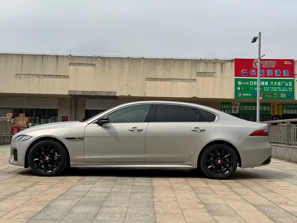Jaguar XFL 2023 XFL 2.0T P250 two-wheel drive elite sports gold version купить на сайте DeffCars