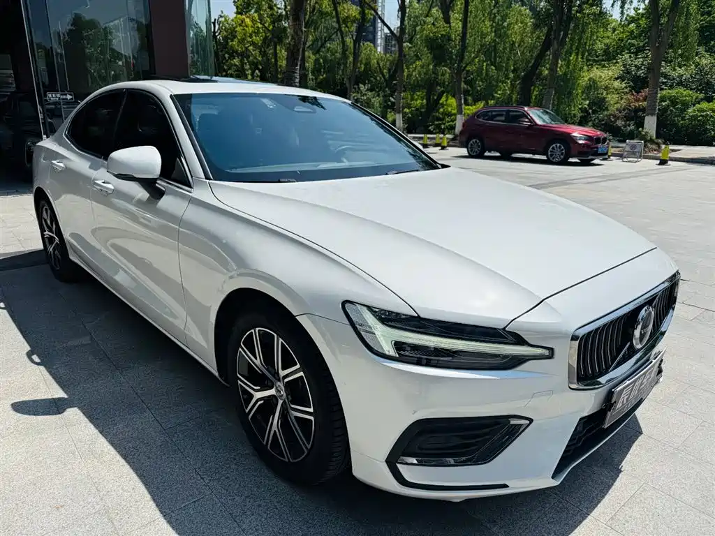 Volvo S60 2023 B4 Zhiyi Luxury Edition купить на сайте DeffCars