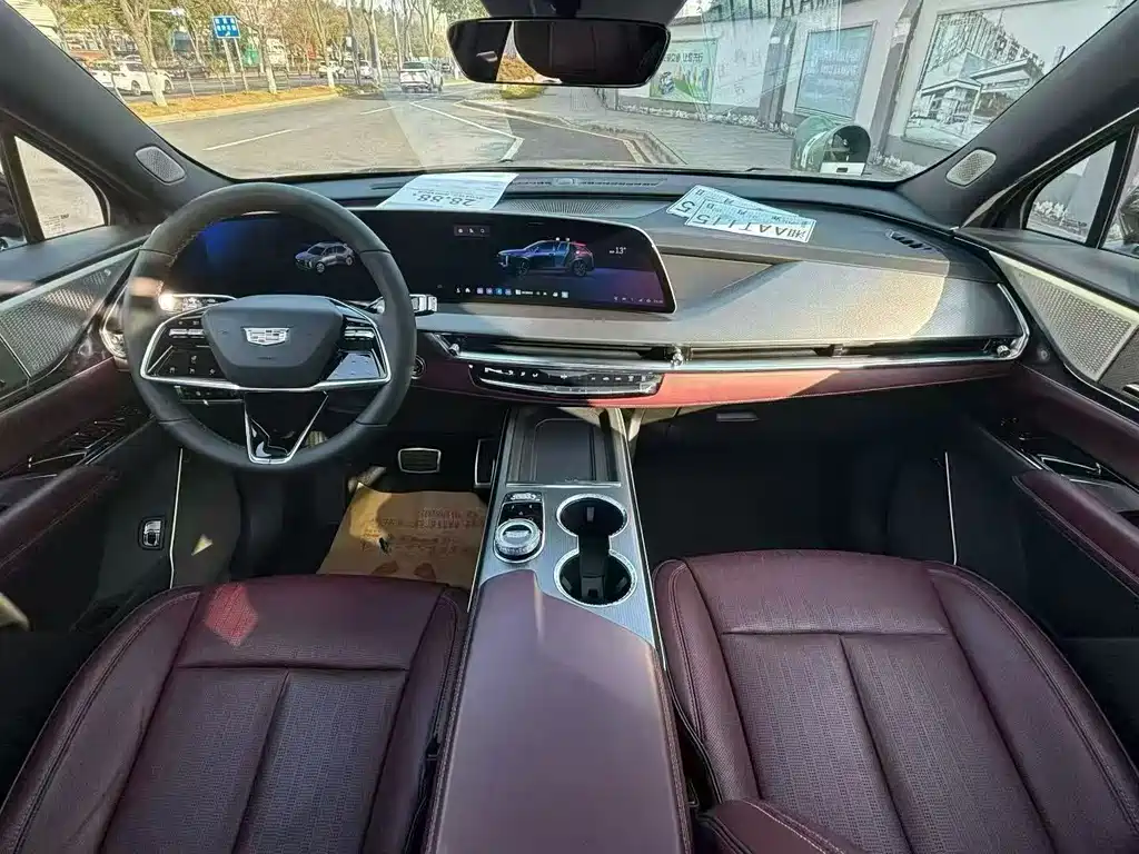 Cadillac XT5 2025 2.0T Platinum model купить на сайте DeffCars