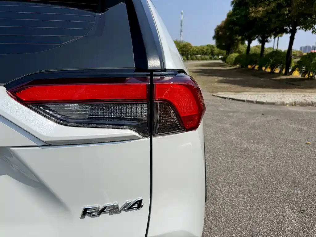 RAV4 Rongfang 2022 2.0L CVT two-wheel drive fashion version купить на сайте DeffCars