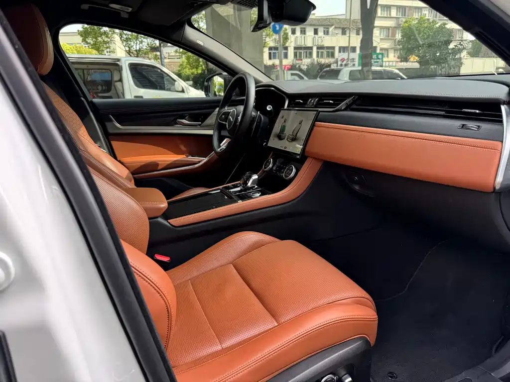 Jaguar XFL 2024 2.0T P300 four-wheel drive flagship sports gold version купить на сайте DeffCars