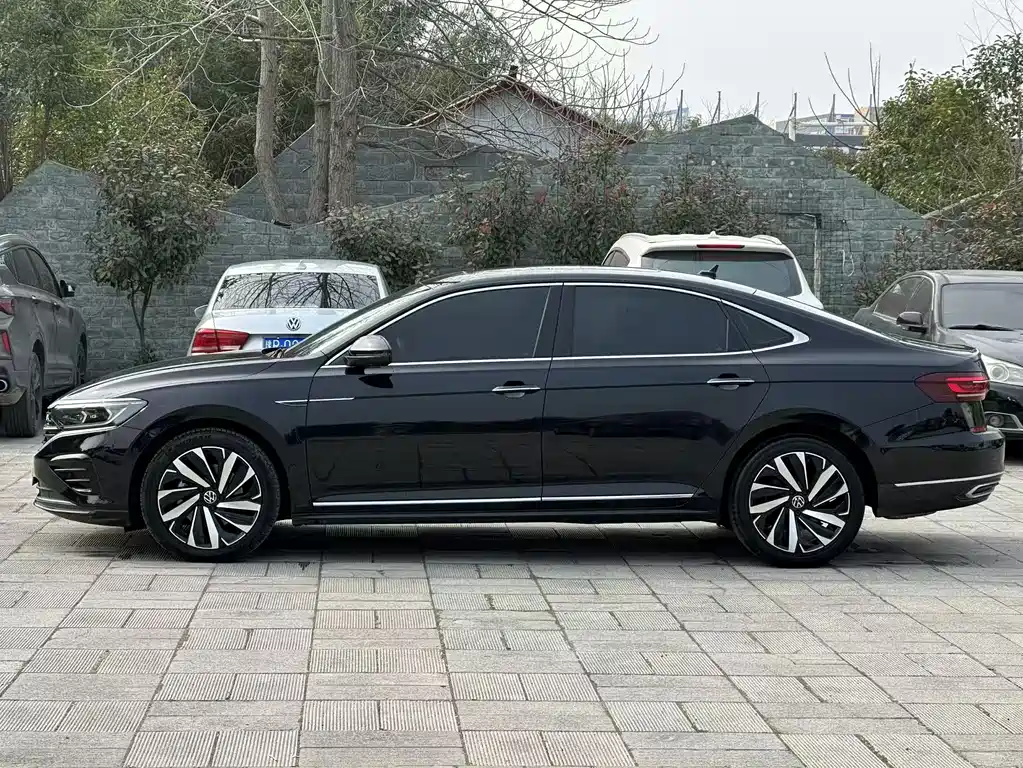 Passat 2023 380TSI Deluxe Edition купить на сайте DeffCars
