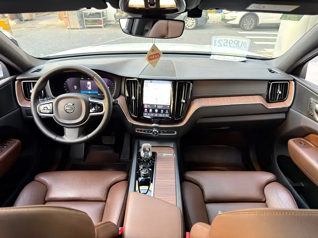 Volvo XC60 2023 B5 four-wheel drive Zhiyuan Deluxe Edition купить на сайте DeffCars