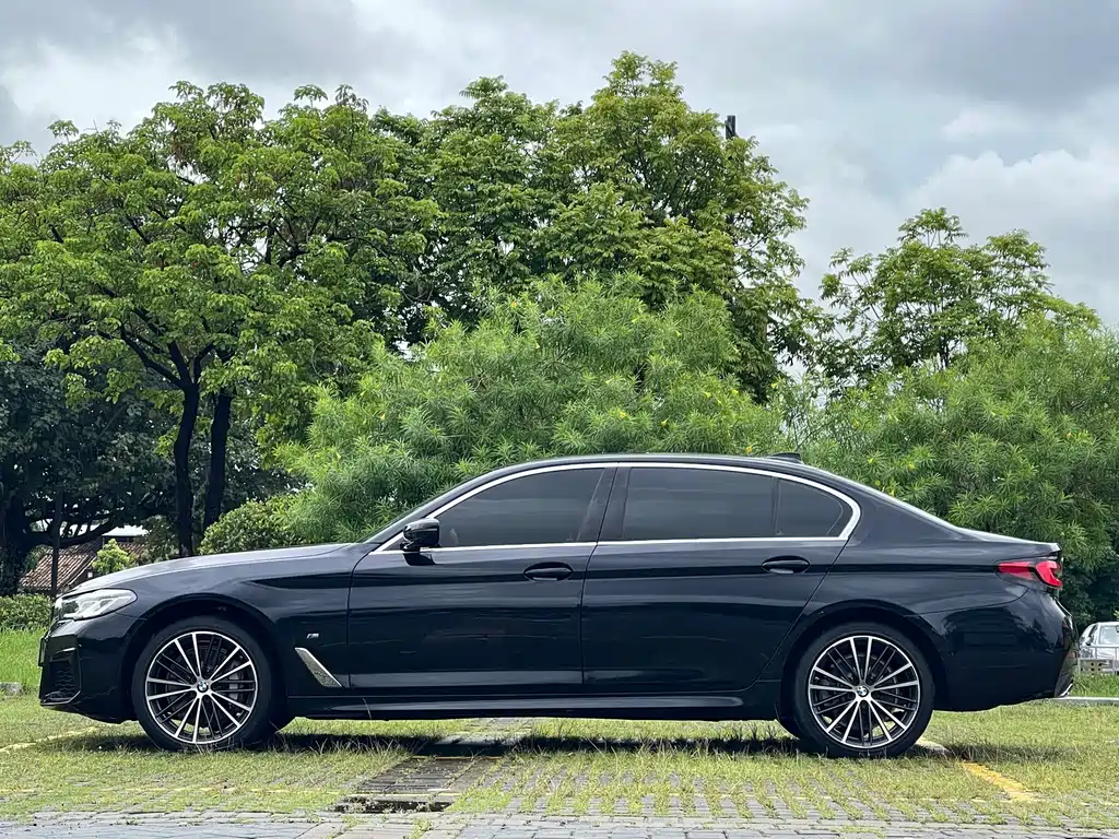 BMW 5 Series 2023 530Li Leading M Sports Package купить на сайте DeffCars