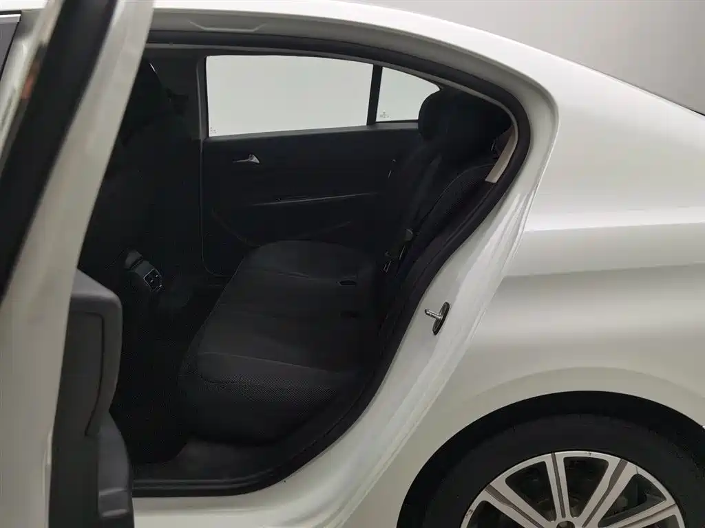 Peugeot 408 2015 1.2T automatic luxury version купить на сайте DeffCars