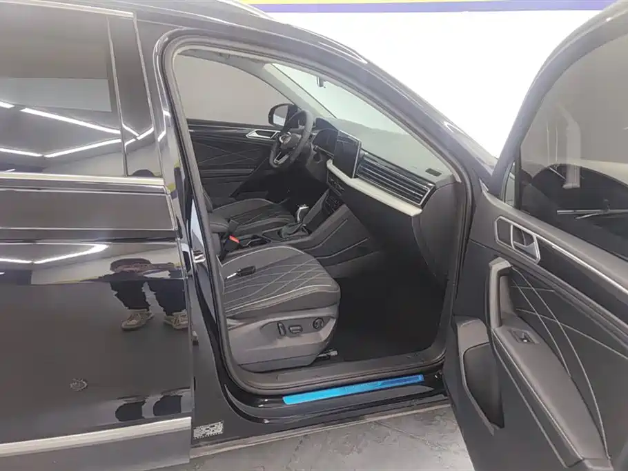 Tiguan L 2025 Outstanding Model 300TSI Automatic Two-wheel Drive Dragon Edition купить на сайте DeffCars