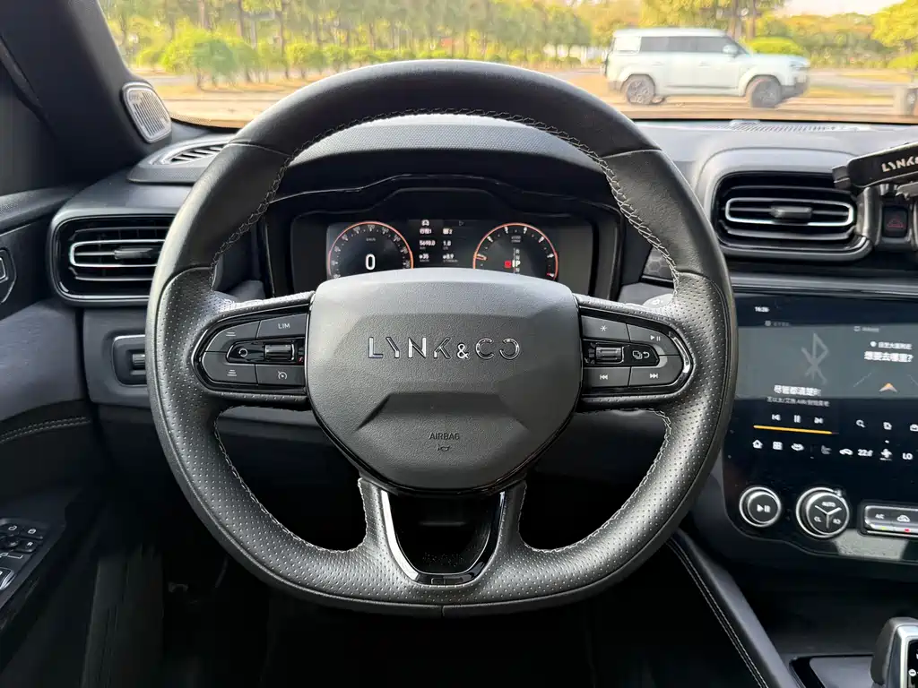 Lynk & Co 03 2022 1.5TD DCT Pro купить на сайте DeffCars