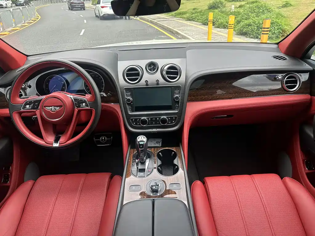 Bentayga 2018 4.0T V8 купить на сайте DeffCars