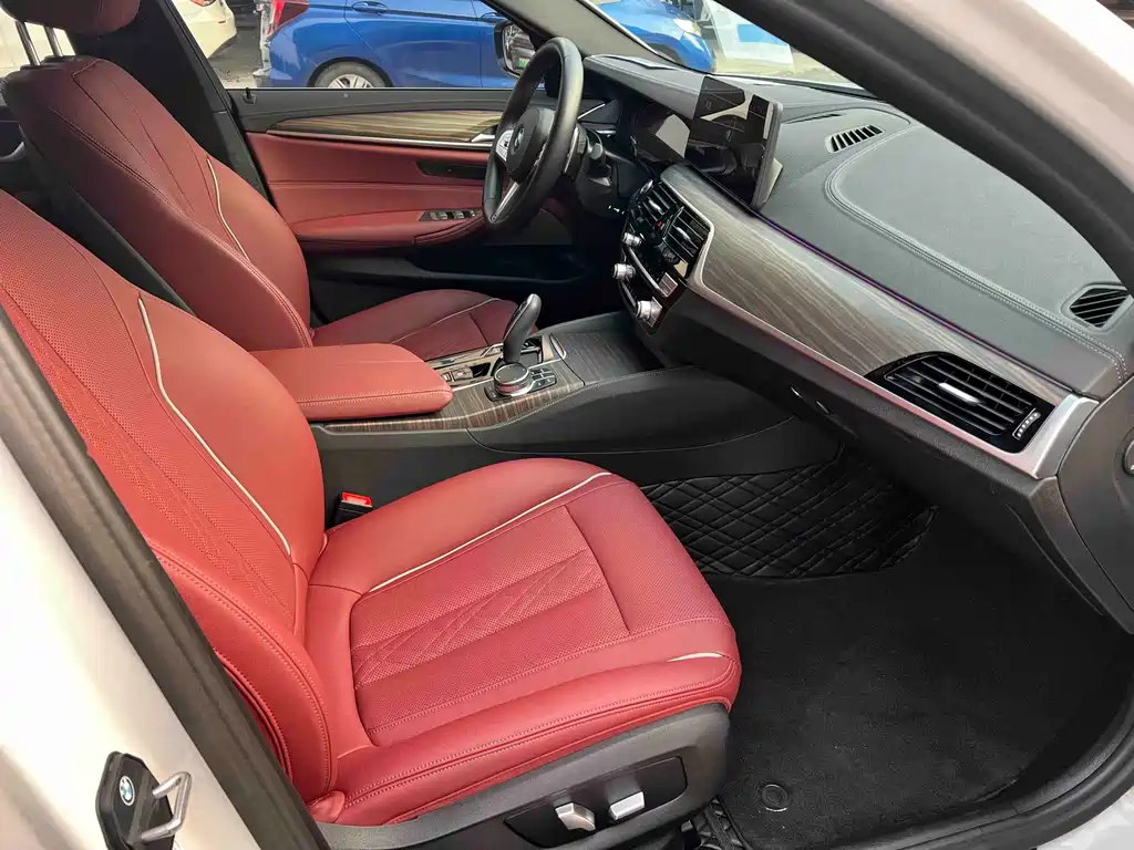BMW 5 Series 2023 530Li Leading M Sports Package купить на сайте DeffCars