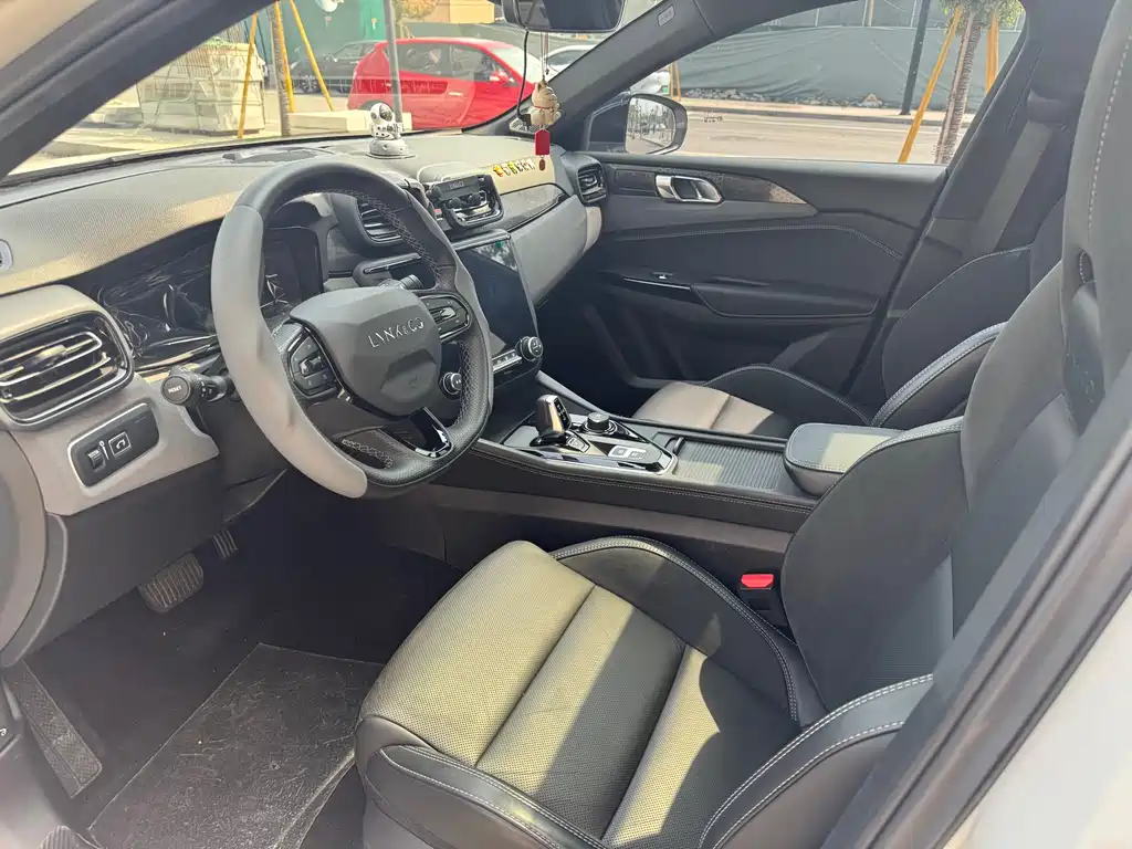 Lynk & Co 03 2022 1.5TD DCT Pro купить на сайте DeffCars