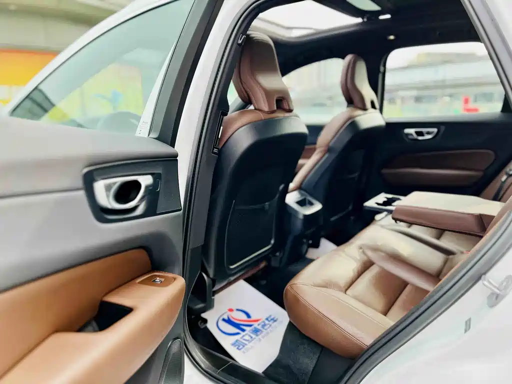 Volvo XC60 2025 B5 four-wheel drive Zhiyuan luxury version купить на сайте DeffCars