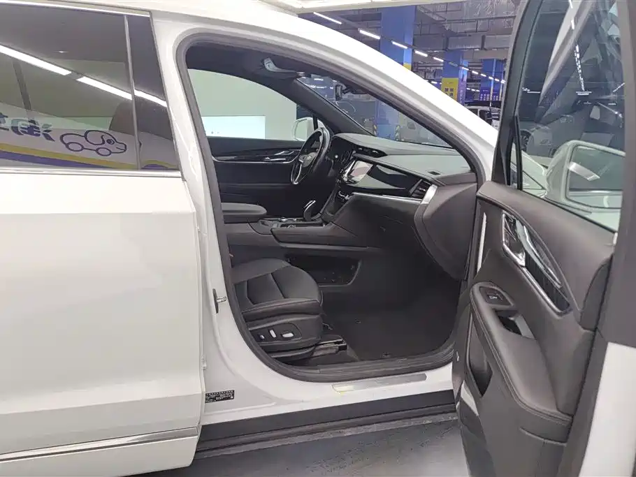 Cadillac XT6 2022 2.0T six-seat two-wheel drive luxury model купить на сайте DeffCars