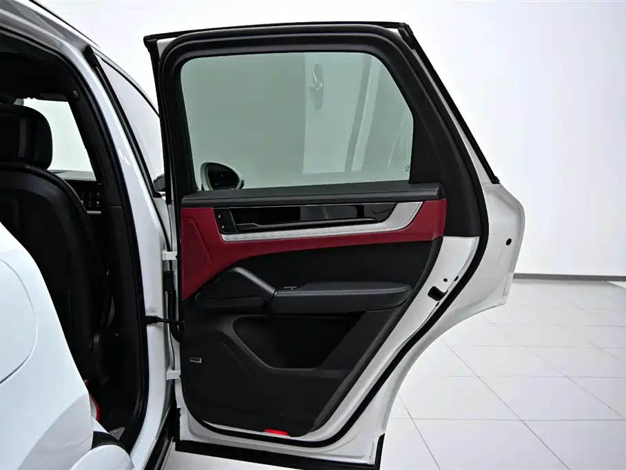 Cayenne New Energy 2024 Cayenne E-Hybrid 2.0T купить на сайте DeffCars