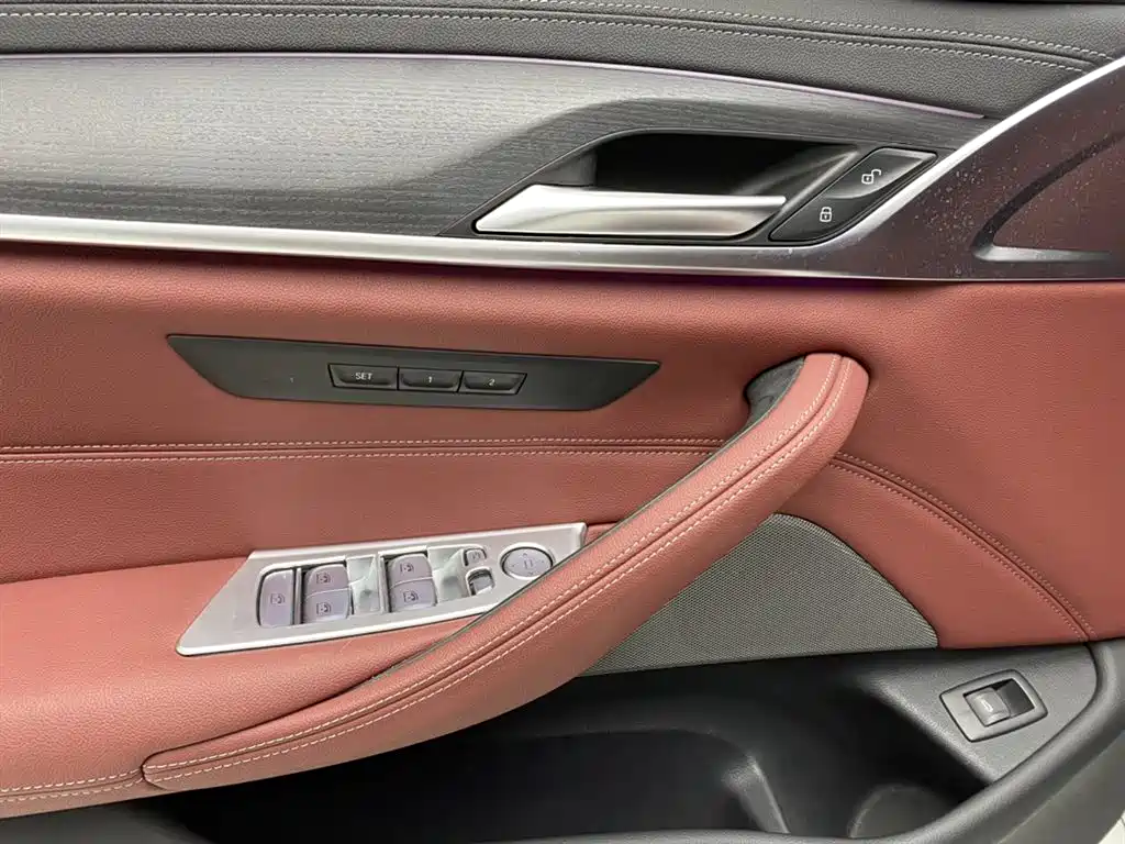 BMW 5 Series 2023 530Li Leading M Sports Package купить на сайте DeffCars