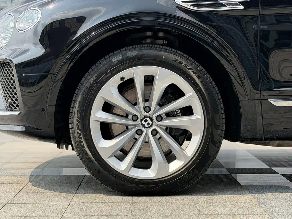 Bentayga 2024 4.0T V8 long wheelbase version купить на сайте DeffCars