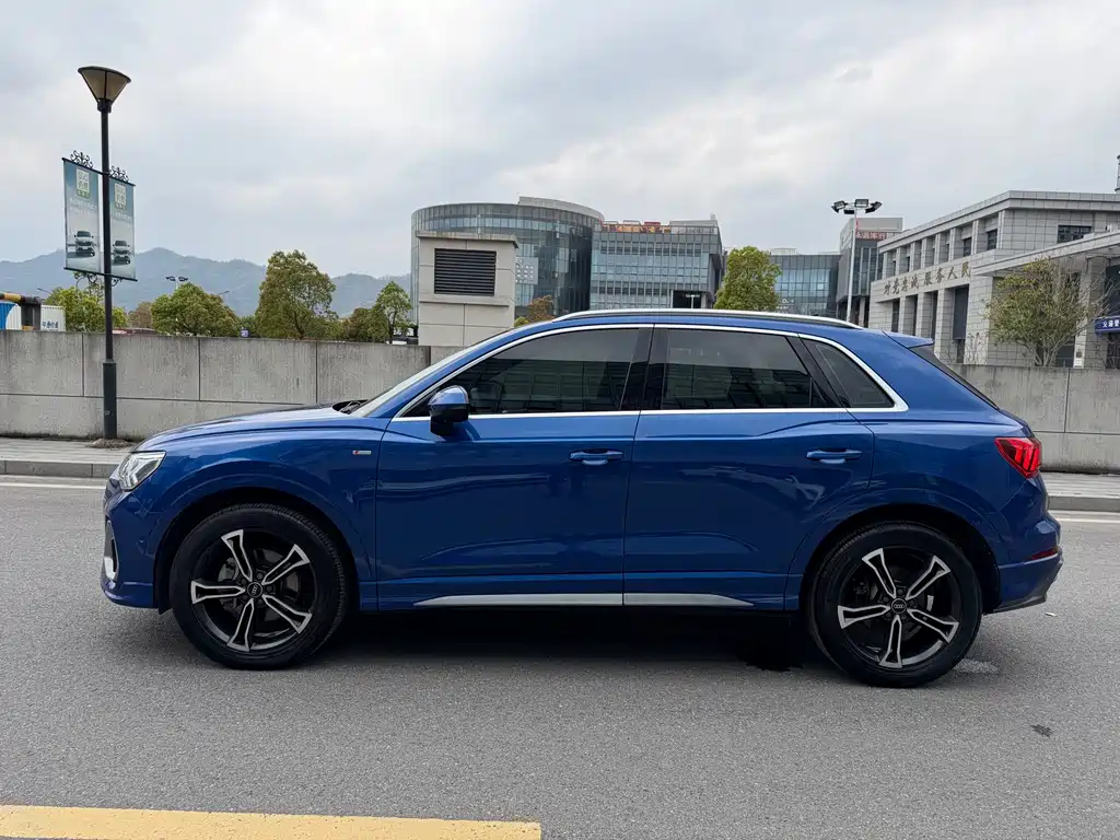 Audi Q3 2022 45 TFSI quattro fashionable and dynamic купить на сайте DeffCars