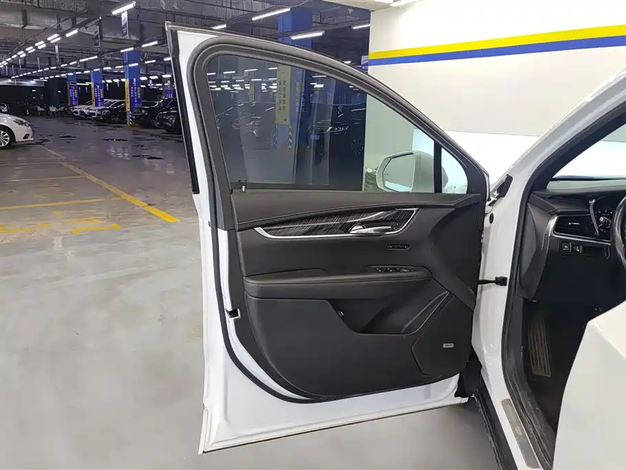 Cadillac XT6 2022 2.0T six-seat two-wheel drive luxury model купить на сайте DeffCars