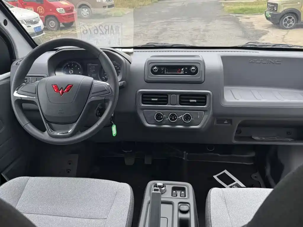 Wuling Yangguang 2024 300km Comfort Bus Version 75kW купить на сайте DeffCars