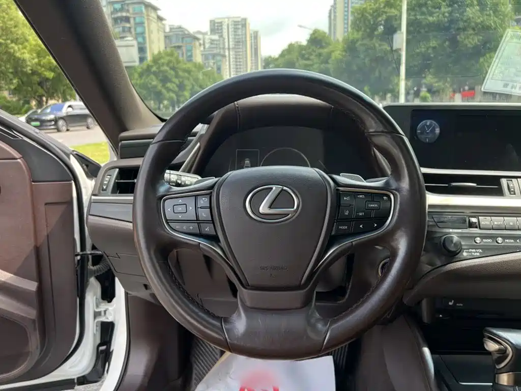 Lexus ES 2018 300h Excellence Edition National VI купить на сайте DeffCars