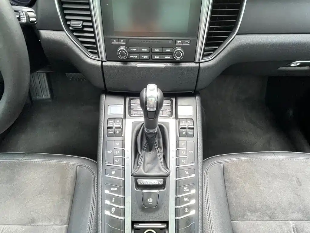 Macan 2017 Macan 2.0T купить на сайте DeffCars