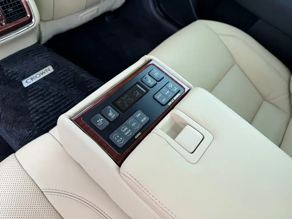 Crown 2015 2.0T Exclusive Edition купить на сайте DeffCars