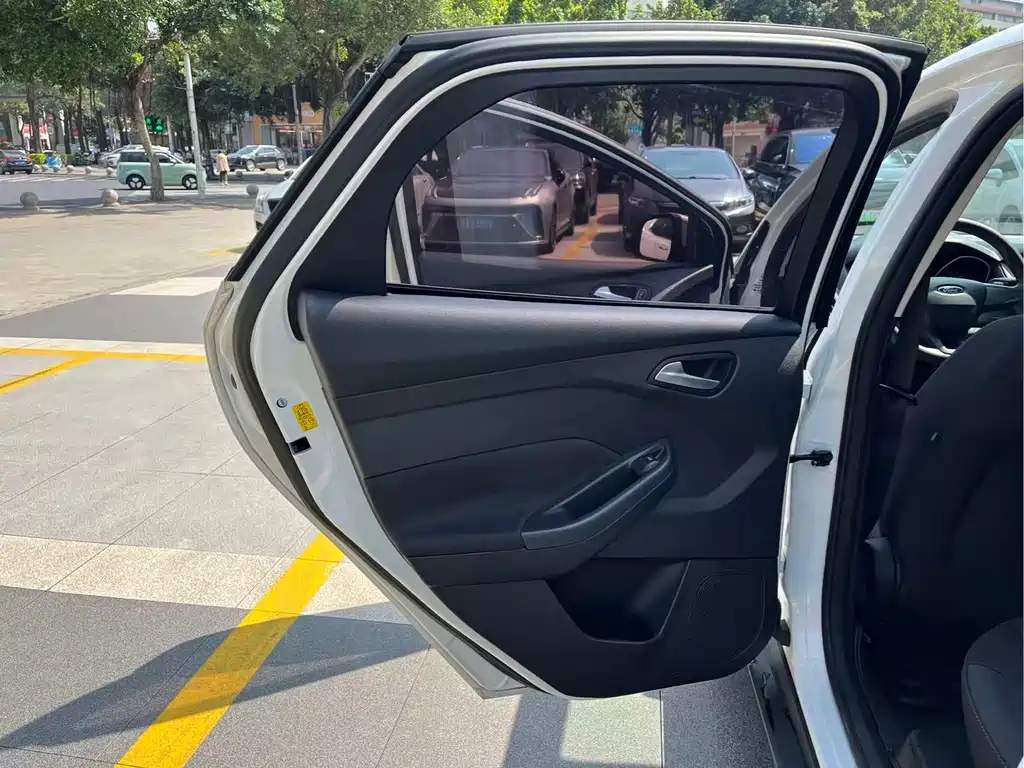 Focus 2018 hatchback classic 1.6L automatic comfort smart mobility version купить на сайте DeffCars