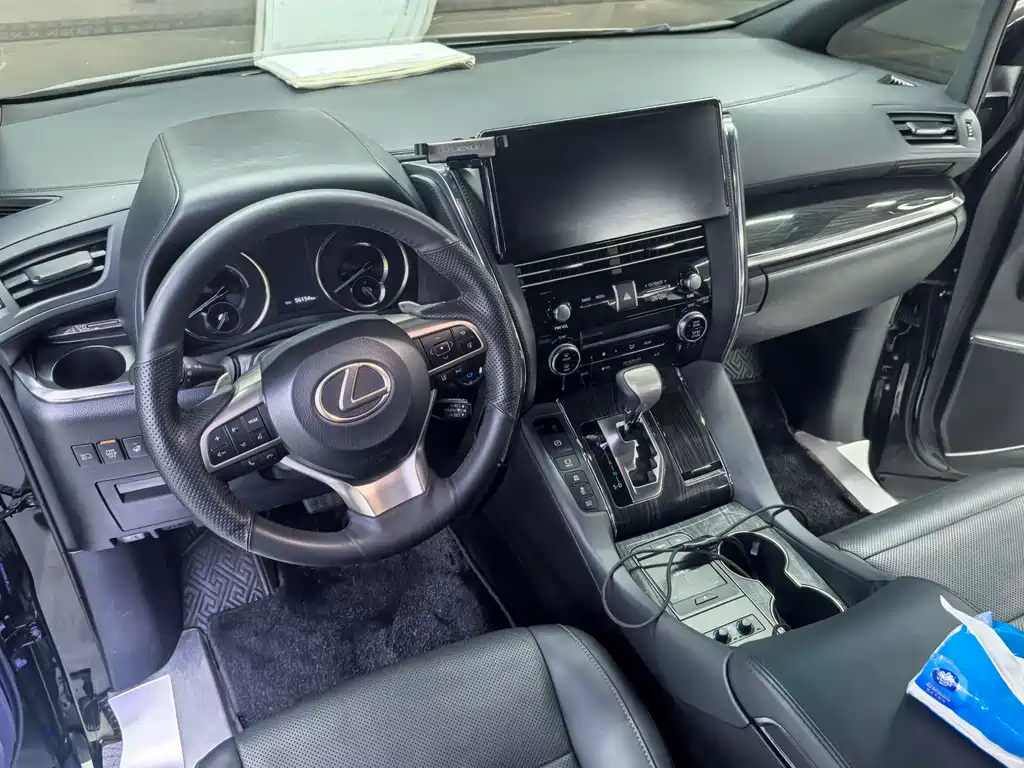 Lexus LM 2020 300h seven-seater elegant version купить на сайте DeffCars