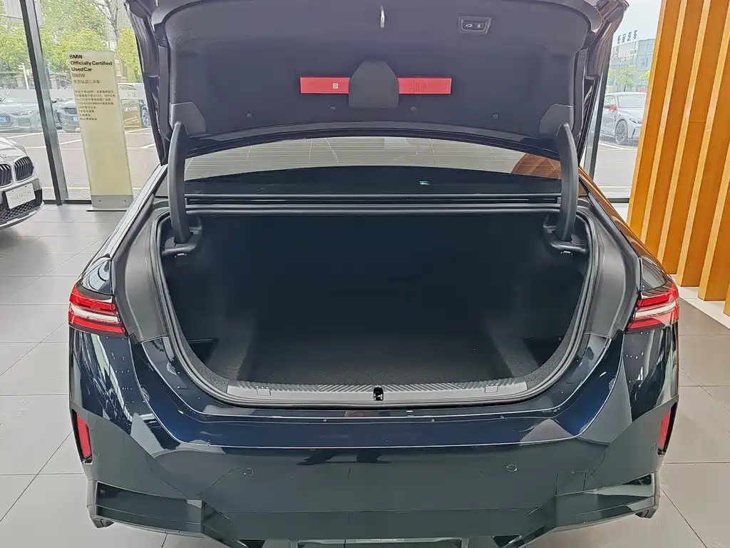 BMW 5 Series 2025 530Li Leading M Sports Package купить на сайте DeffCars