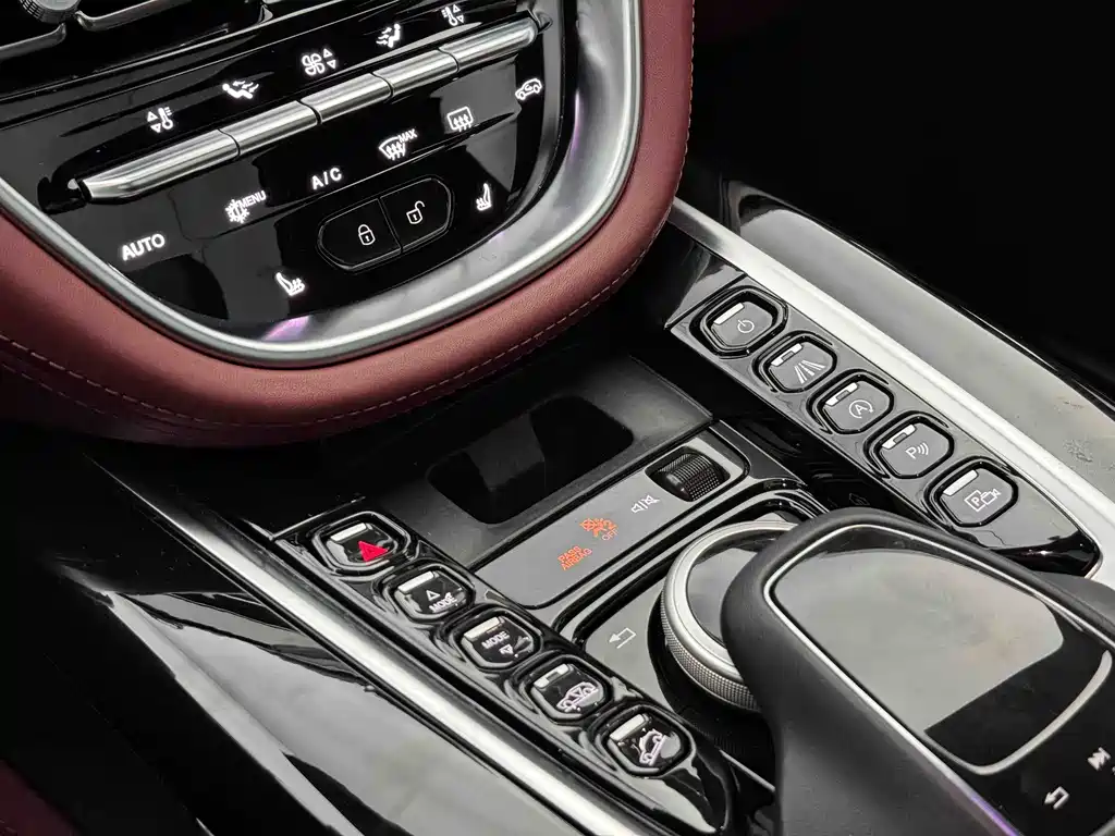 Aston Martin DBX 2023 3.0T STRAIGHT-SIX купить на сайте DeffCars