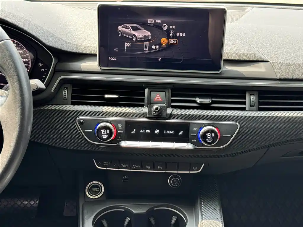 Audi A4L 2018 30th Anniversary Model 40 TFSI Fashion Model купить на сайте DeffCars