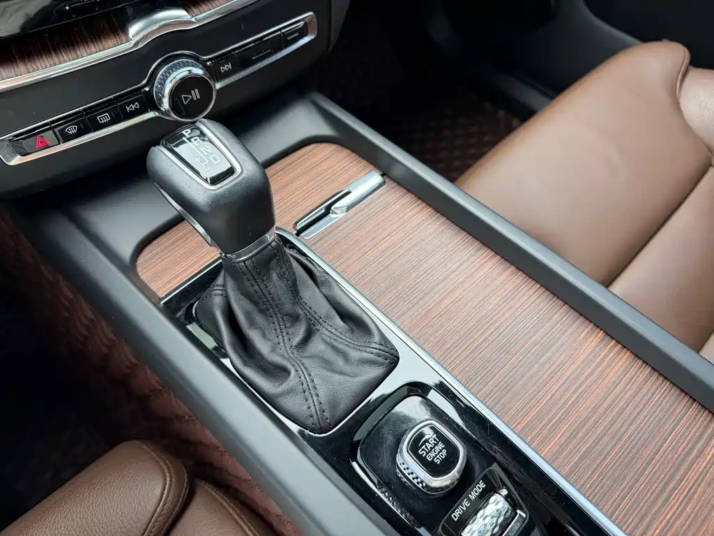 Volvo XC60 2021 T5 four-wheel drive Zhiyuan Deluxe Edition купить на сайте DeffCars