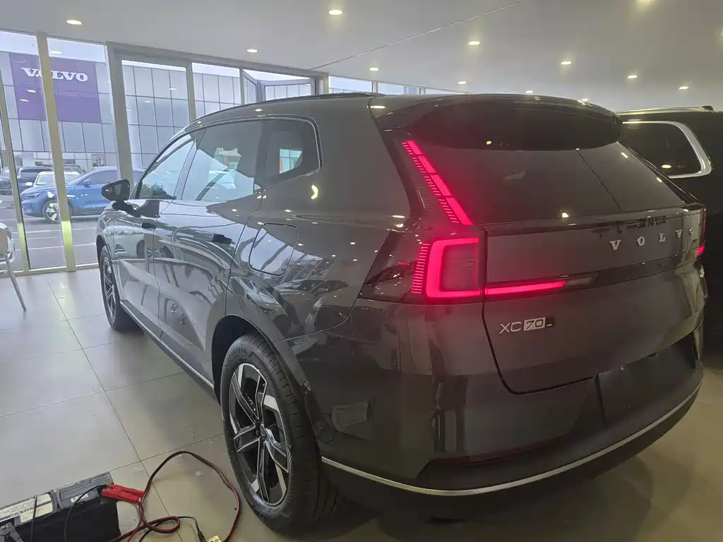 Volvo XC70 plug-in hybrid 2026 model four-wheel drive super long range Core купить на сайте DeffCars