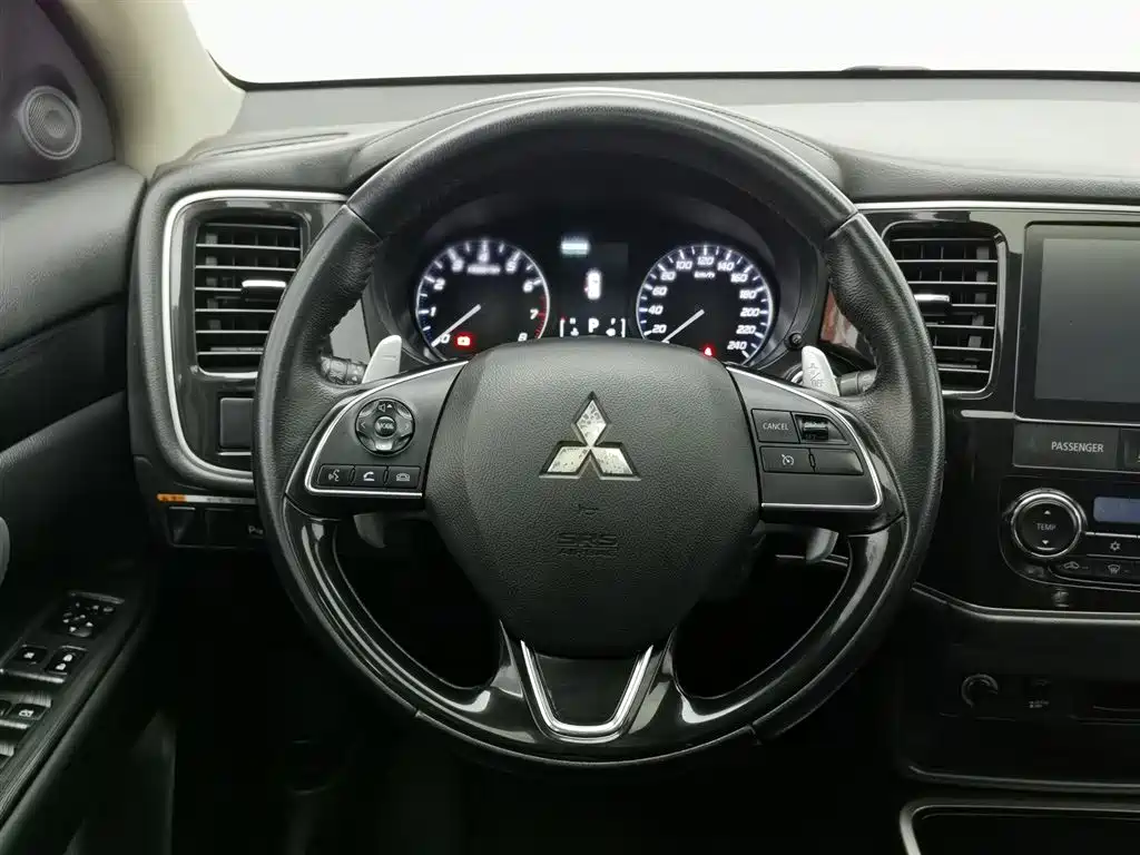 Outlander 2018 2.4L four-wheel drive luxury version 7 seats купить на сайте DeffCars