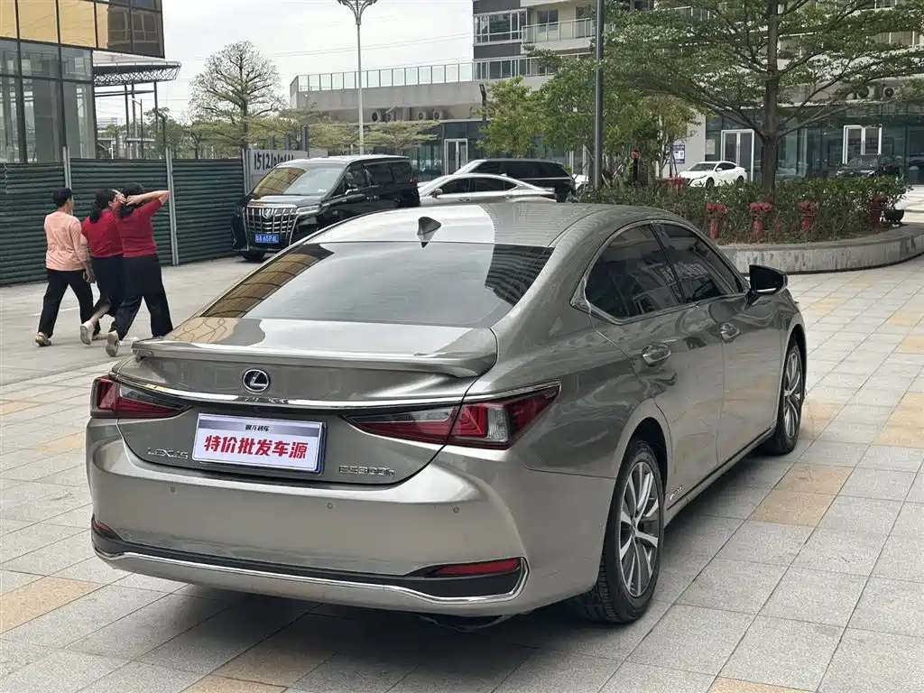 Lexus ES 2020 300h Excellence Edition купить на сайте DeffCars